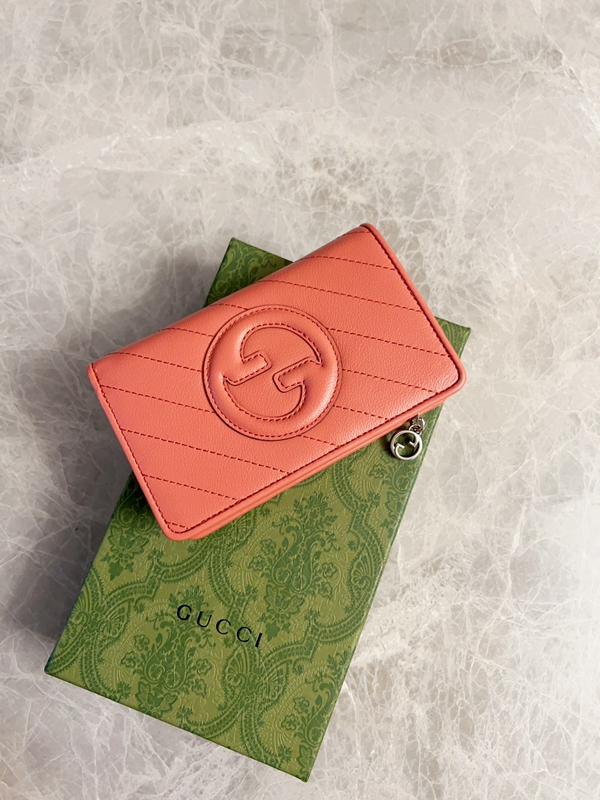 グッチ財布 レプリカ着用イメージ